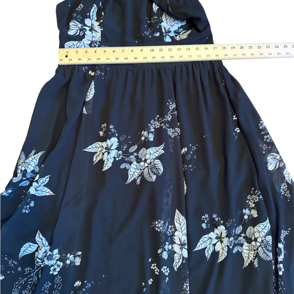 Eshakti Dress
Wayward Fancies - Picture 10 of 11